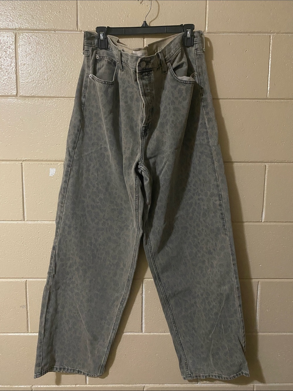 Universal Thread Men's Gray Leopard-Pattern Relaxed Jeans